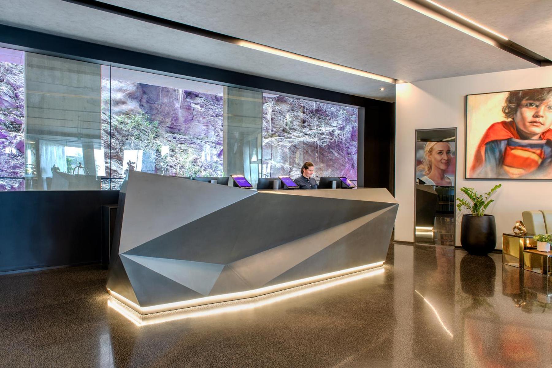 Crystalbrook Vincent Otel Brisbane Dış mekan fotoğraf Reception desk at the headquarters of the company in Madrid